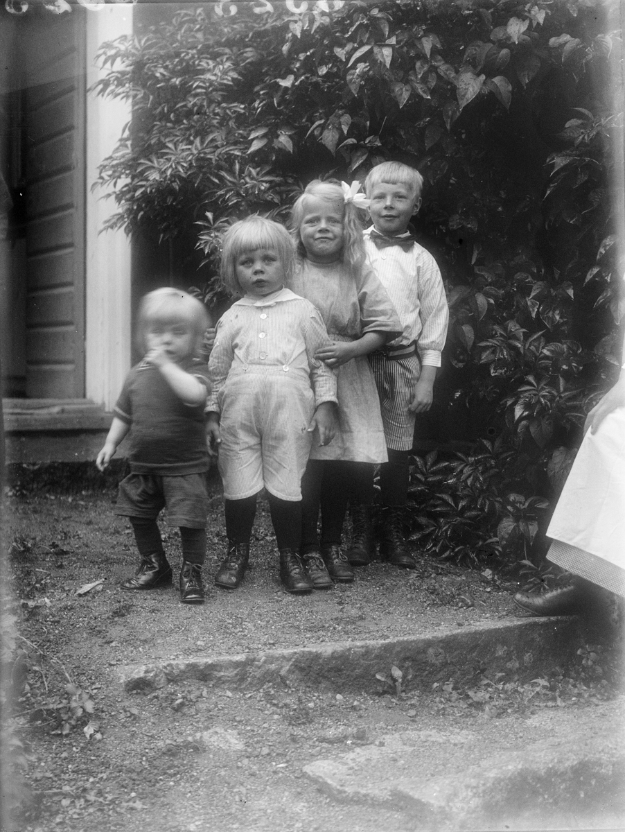 "Hugo Ljungs fyra barn på trappan, fru Lj. synes vid sidan", Torstunaby, Torstuna socken, Uppland 1923