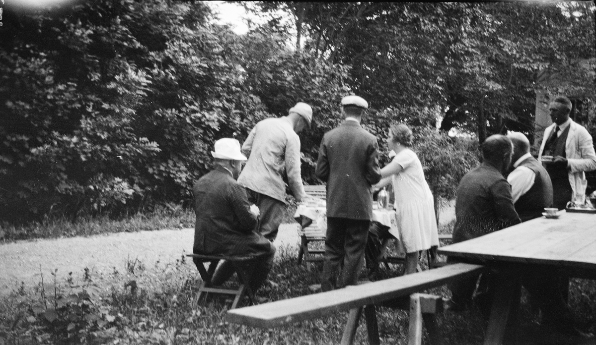 Personer vid ett kaffebord, Revelsta gård, Altuna socken, Uppland 1927