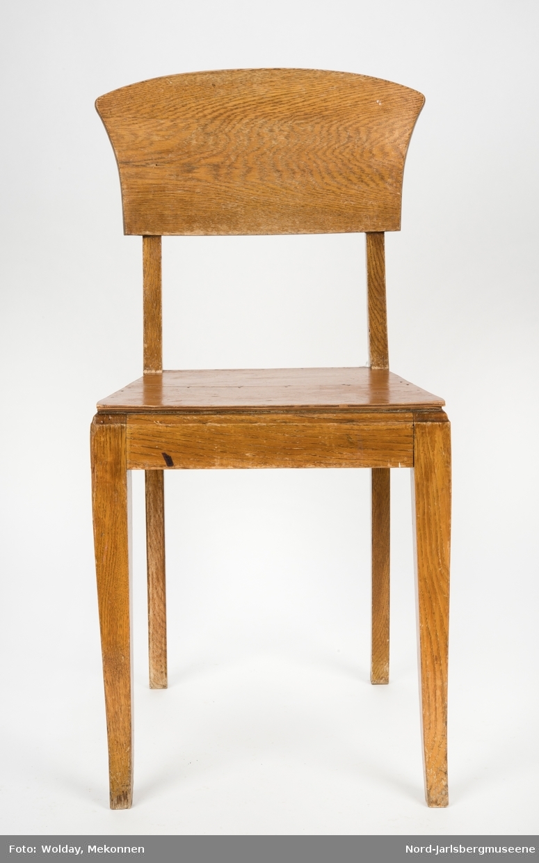 Enkel stol i lakkert finer, uten armledner. Ryggstøplaten med en fint buet overkant.