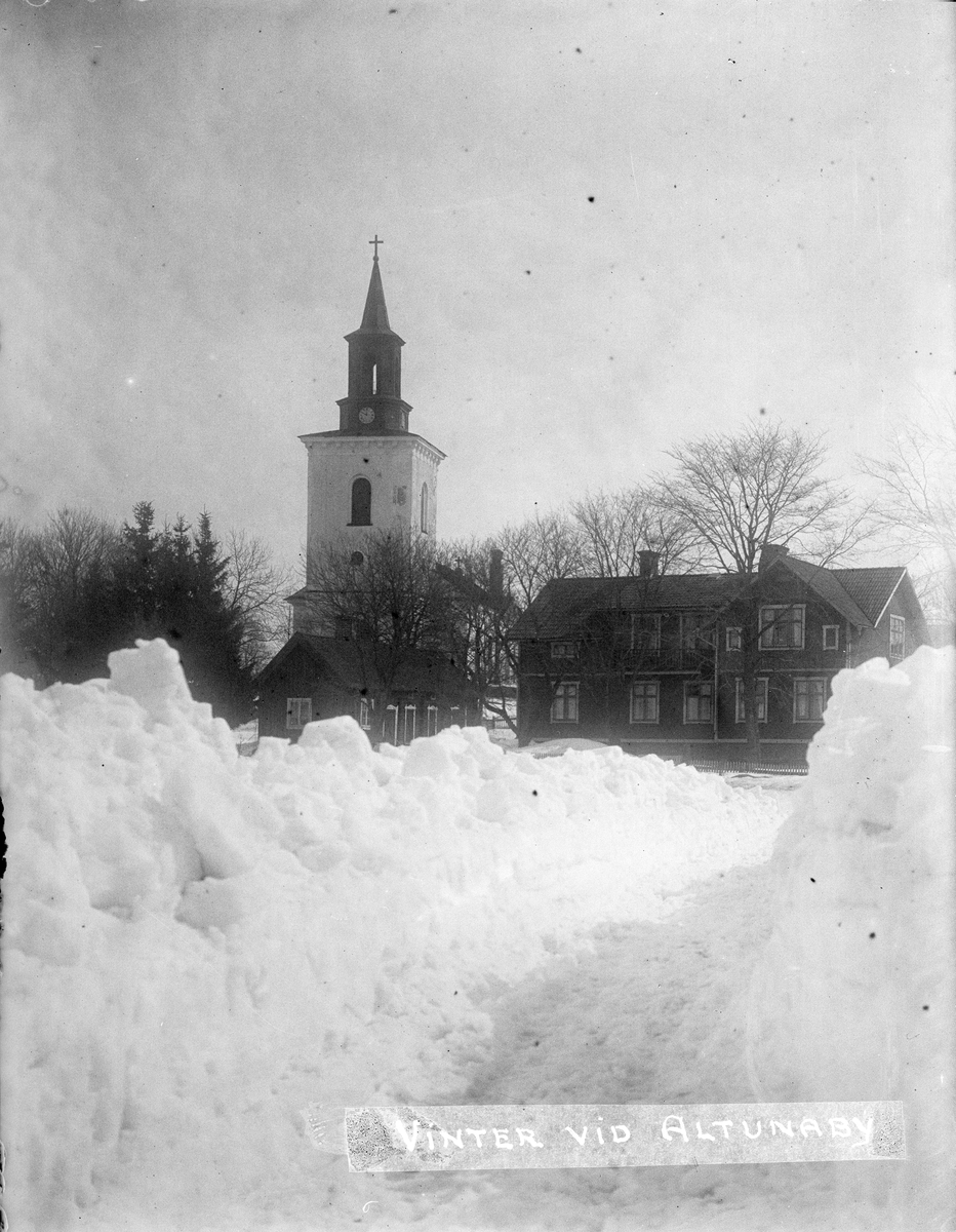 Altuna kyrka och Johanssonska gården vintern 1923-24, Altuna socken, Uppland