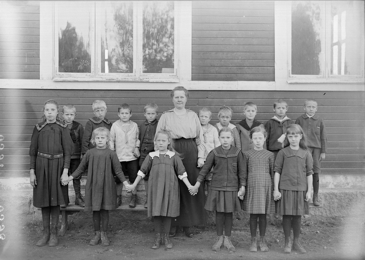 "Småskolan i Fröslunda Altuna med lärarinnan Regina Ehn", Uppland 1920