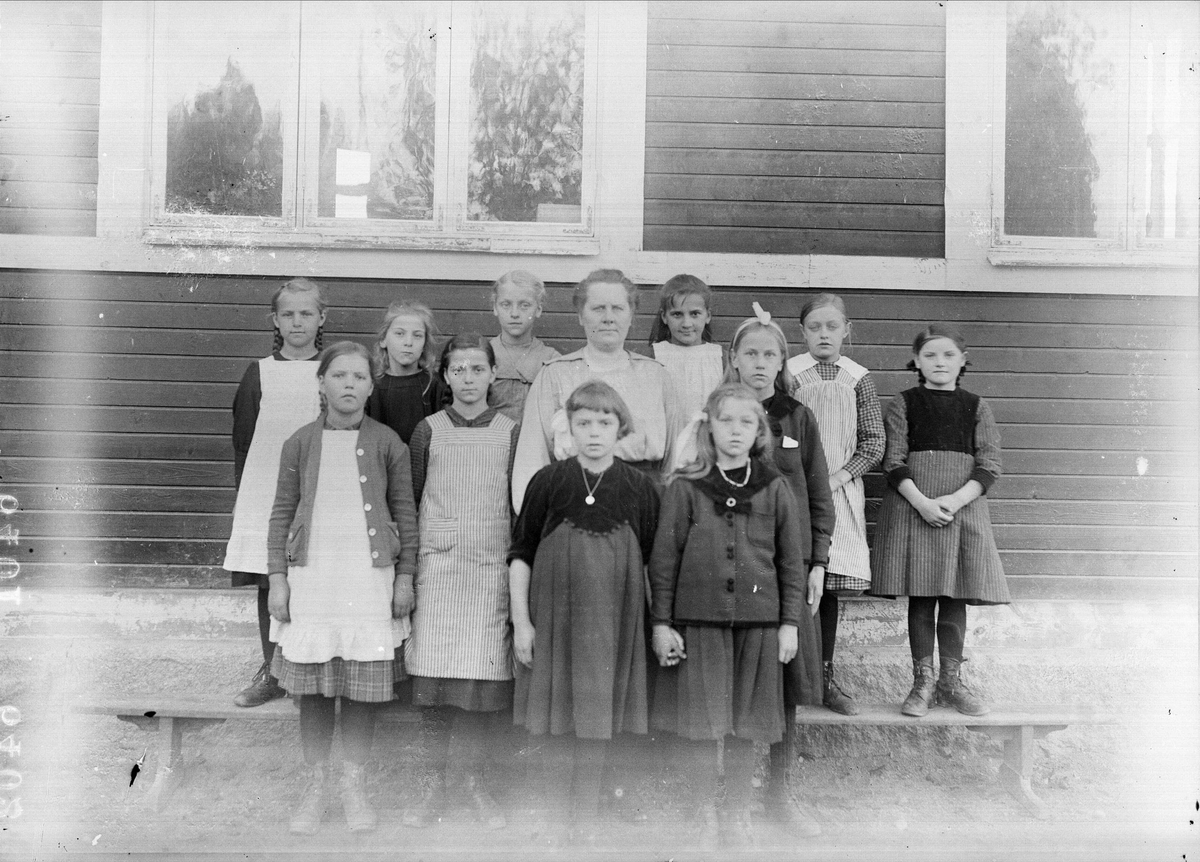"Slöjdskolan för flickor i Fröslunda Altuna med lärarinnan Regina Ehn", Uppland 1920
