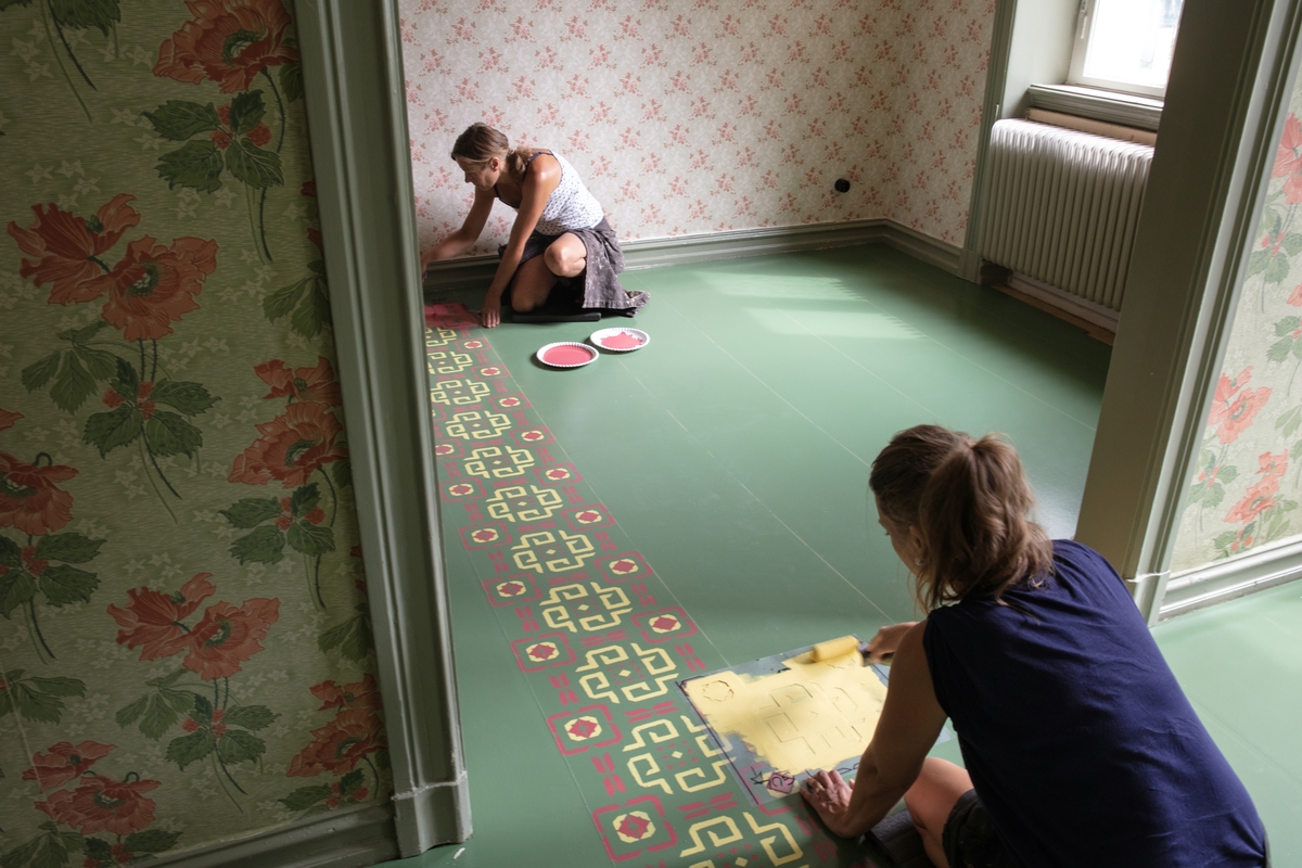 Vänersborgs museum. Schablonmålning av golvet i vaktmästarbostaden.