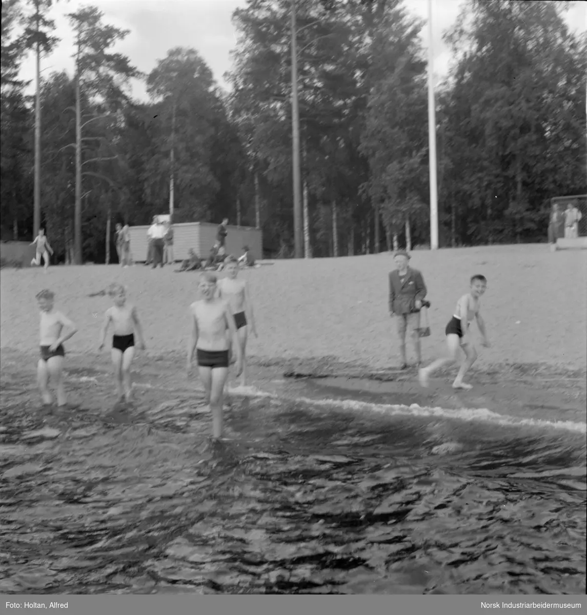 Gutter bader i forbindelse med korpstur til Sverige. - Norsk ...