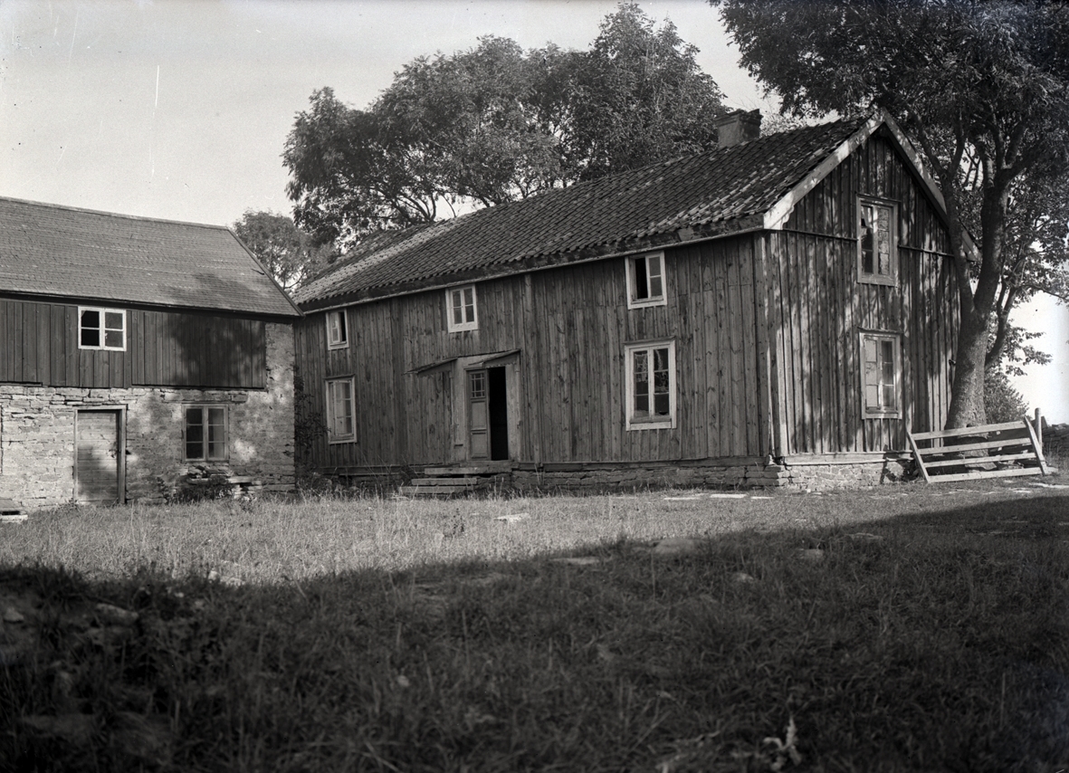 Äldre mangårdsbyggnad och ladugård i Sandby.