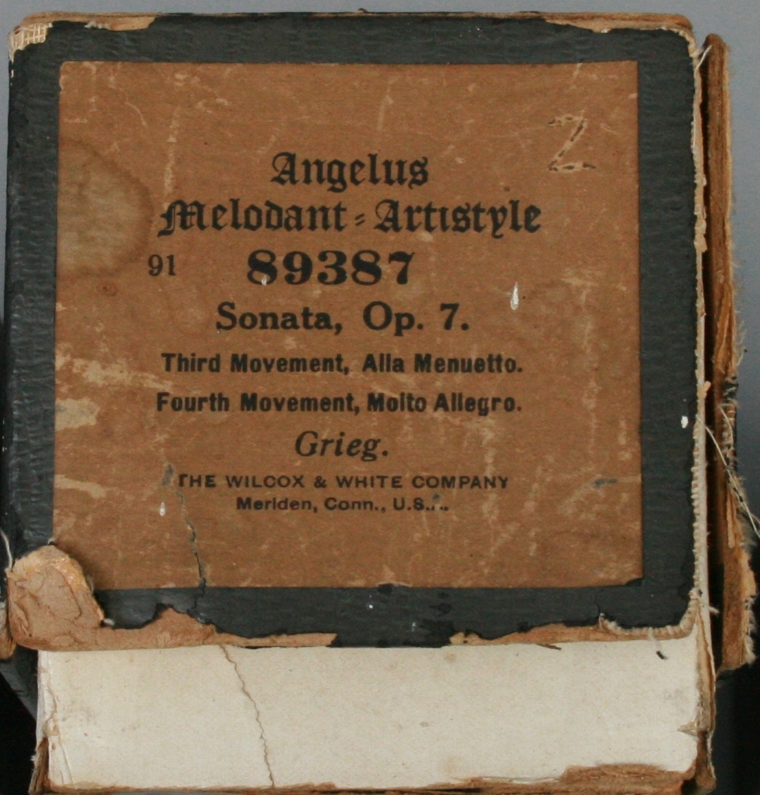 Musikkrull med eske for Angelus Melodant, Artistyle system (flere patenter i ulike land godkjente mellom 12/5 1891 (US) og 10/9 1907 (US)).