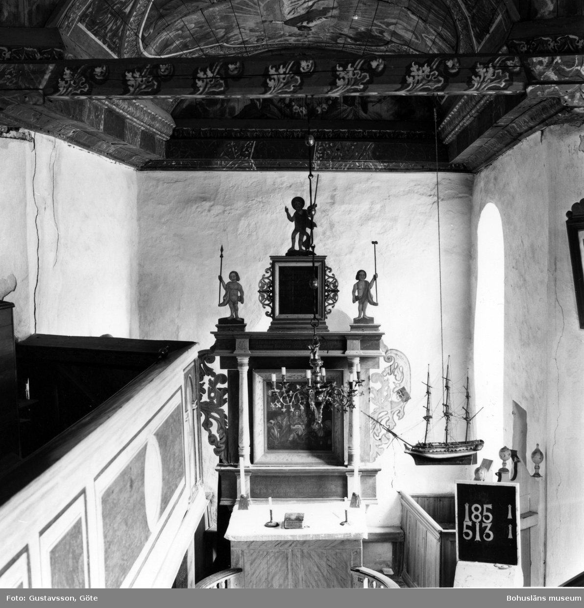 Text till bilden:"Svenneby gamla kyrka. Interiör mot öster. Altaruppsats från 1740-talet. Mässingkrona, sen medeltid. Votivskepp 17-1800-talet".