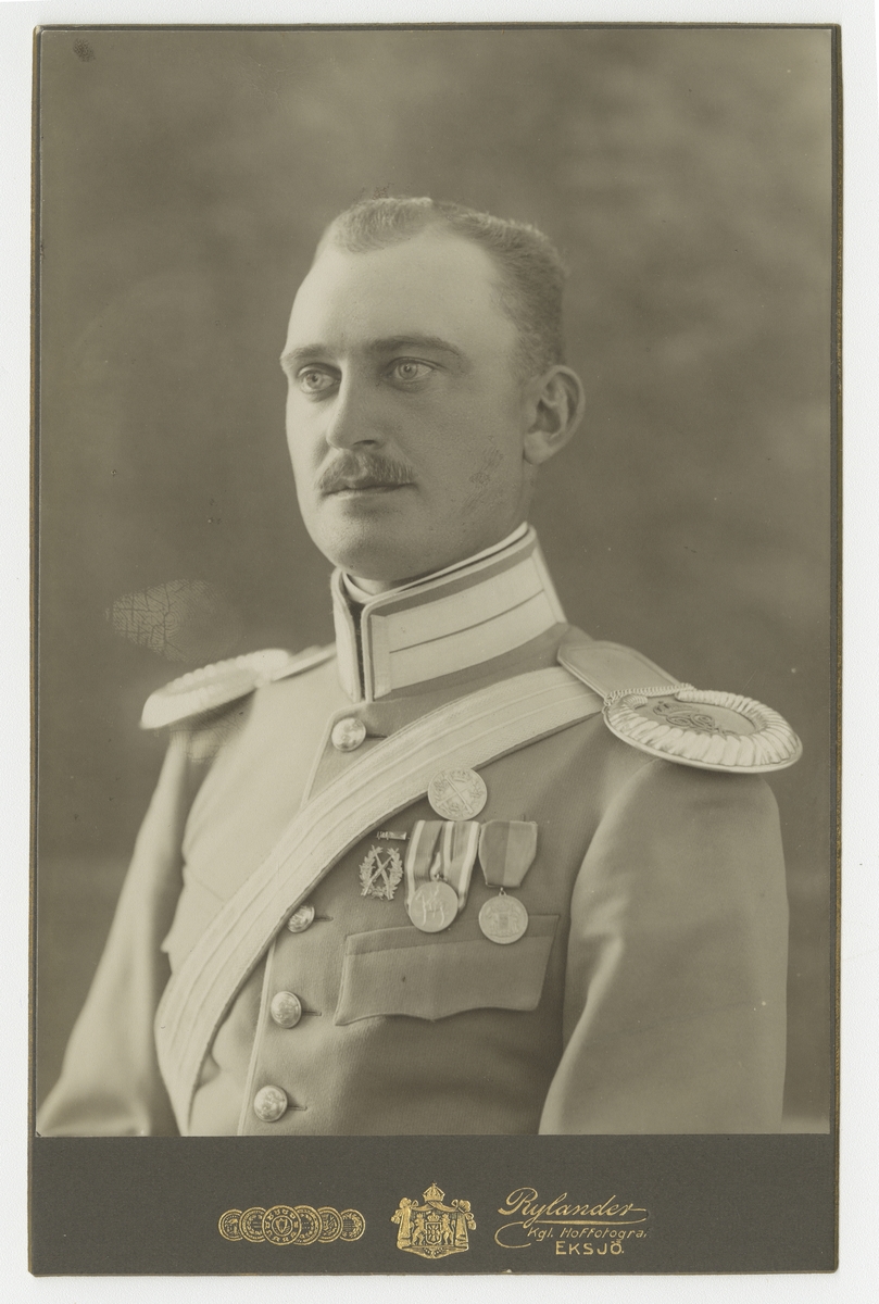 Porträtt av O. B. Ingvarsson, sergeant vid Livgardet till häst K 1.
