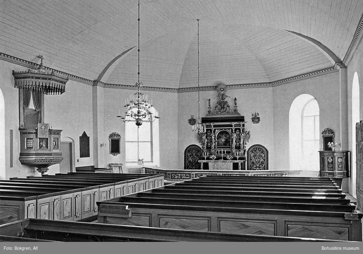 Text till bilden: "Valla kyrka i Göteborgs stift. Ersatte tidigare kyrka från 1200-talet. Altartavlan skänktes av familjen 
Hvitfeldt-Dyre, vars gravkor är sammanbyggt med kyrkan".