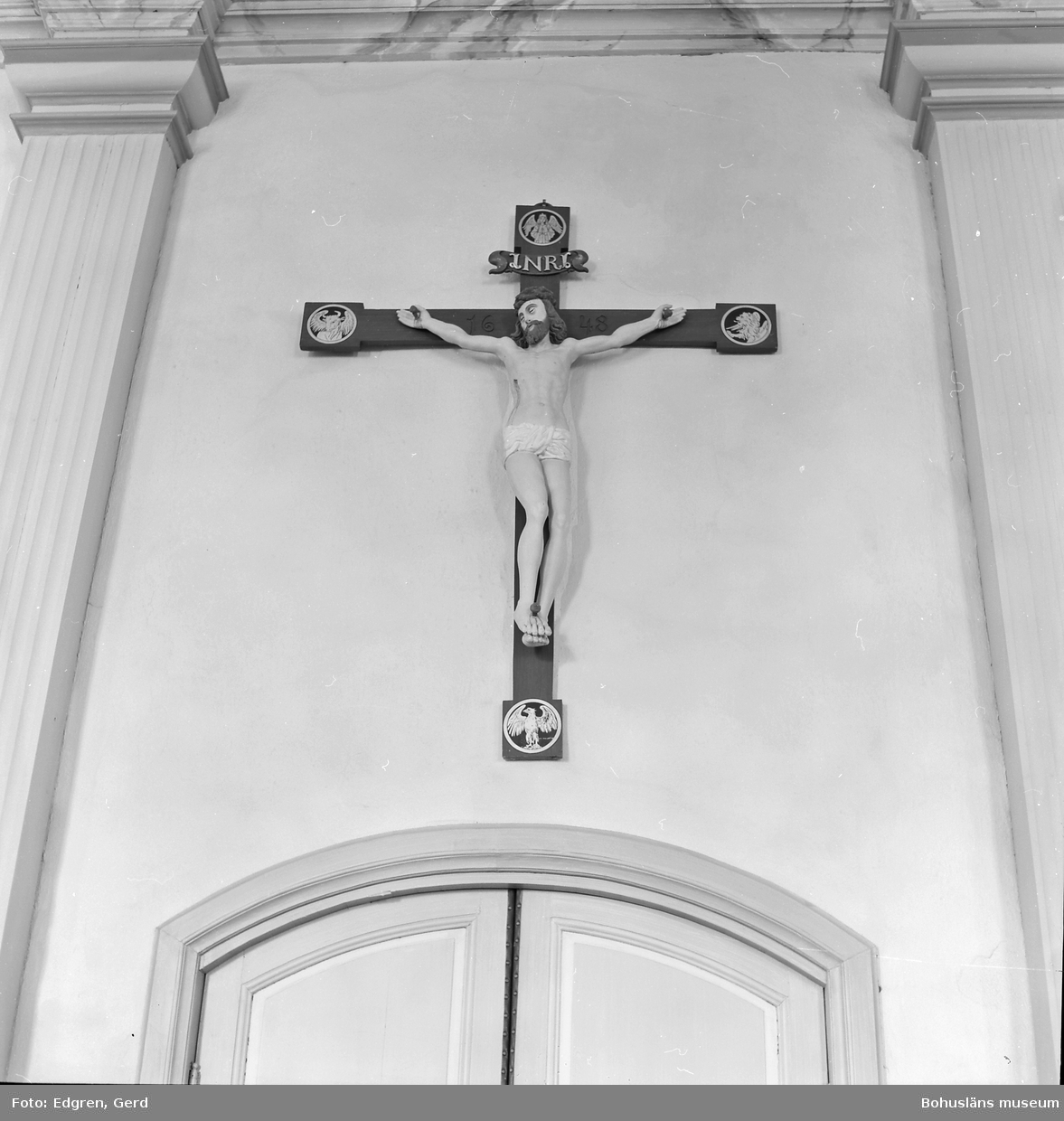 Text till bilden: "Lycke kyrka. Kristusbild från 1600-talet upphängd på ett senare (1904 tillverkat kors)".