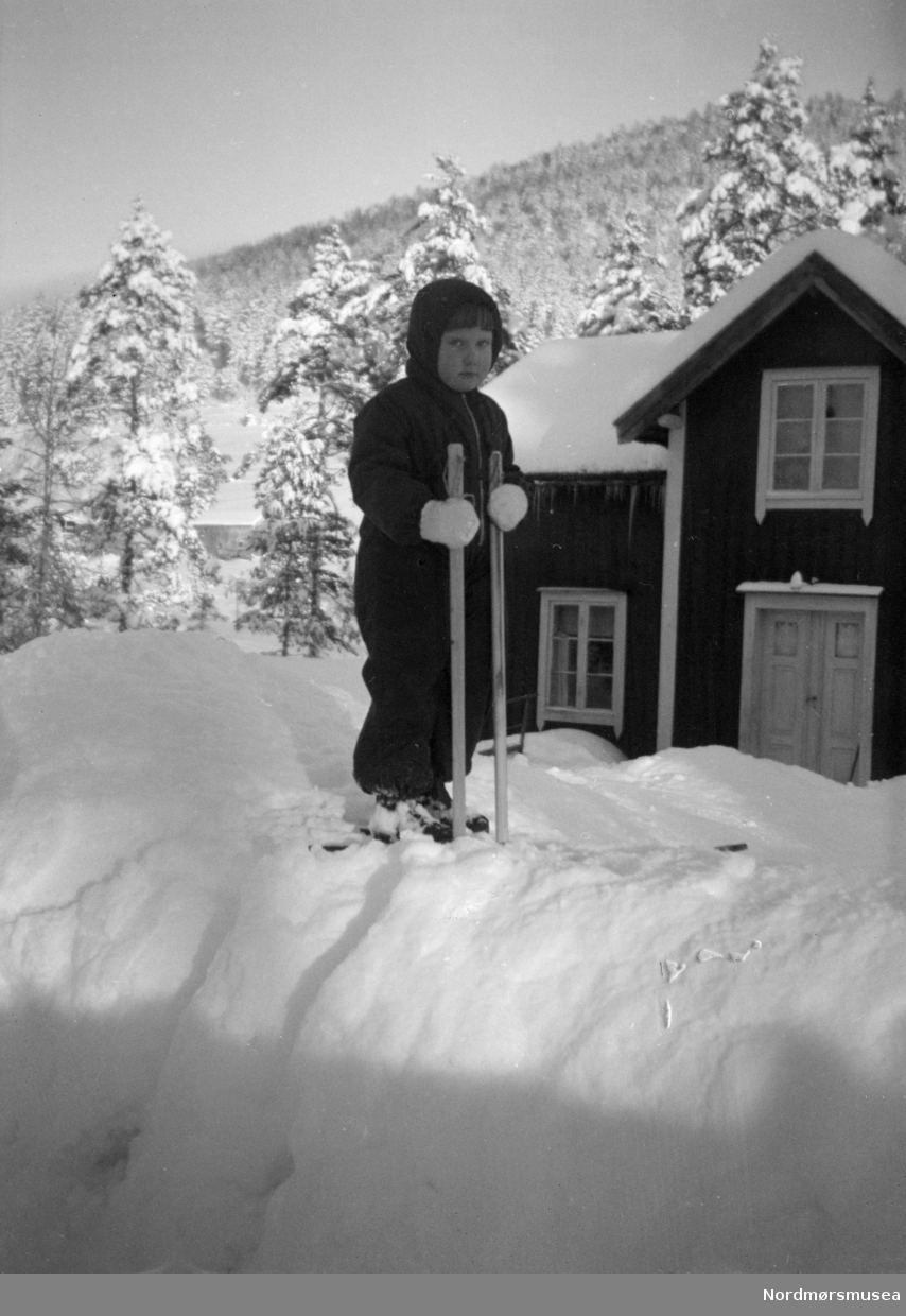 Vinterbilde trolig fra Meisingset i Tingvoll kommune, hvor vi ser en gutt ute på ski. En fotosamling fra slekten Røv på Meisingset i Tingvoll kommune. Fotografiene kan trolig dateres mellom 1950-1960. Eier av originalmaterialet er Jan Harry Røv. Fra Nordmøre museums fotosamlinger.