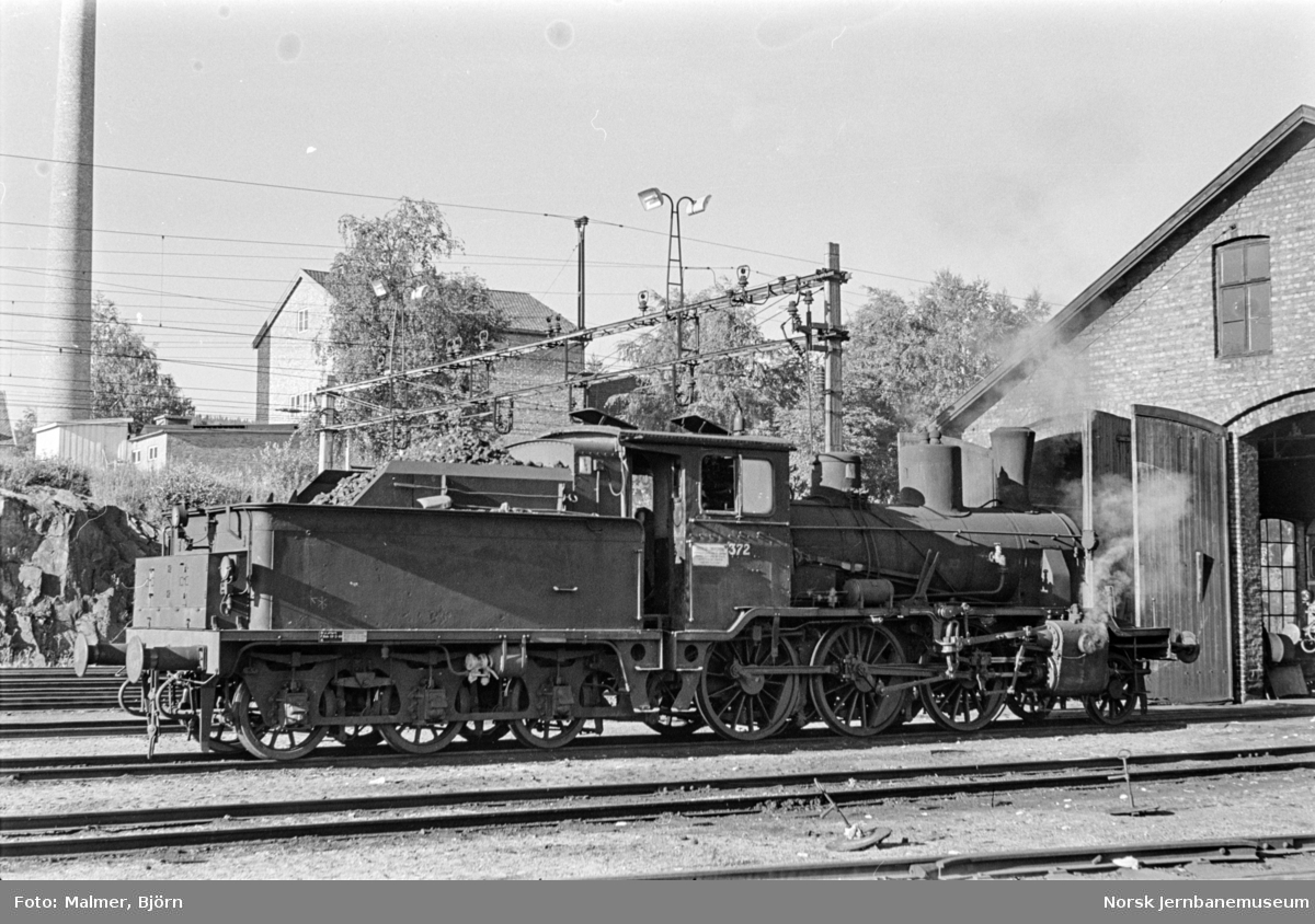 Damplokomotiv type 21c nr. 372 ved lokomotivstallen på Kongsvinger stasjon.