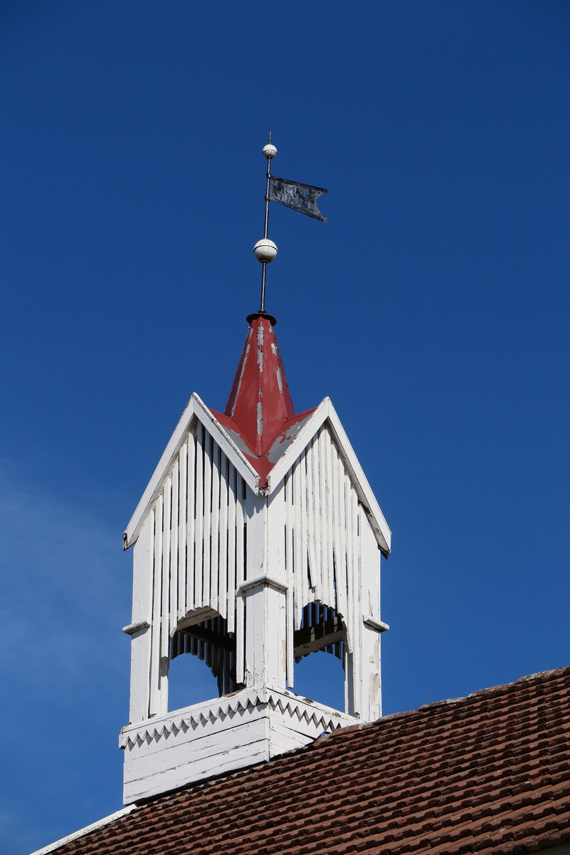 Klokketårnet på Skraastad øvre har kryssformet saltak med kjegleformet midtparti. Det har enkelte dekorasjoner, men det er vanskelig å fastslå hvilken stil det er bygget i. Tårnet er i god stand, og står på stabburet. Klokka er laget av A. O. Holte og har påskriften "Paa Toten" og datert 1866. Marte Andersdatter Baadshaug kjøpte gården i 1882 for kr. 28 000,-