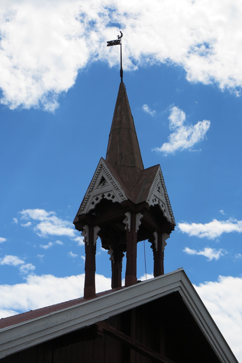 Klokketårnet på Hjellum gård er i sveitserstil. Tårnet har kryssformet saltak med kjegleformet midtparti. Værhanen har ingen årstall eller initialer. Tårnet er i god stand, og er plassert på bygget som kalles stall-låven. Stall-låven muligens bygget 1900.