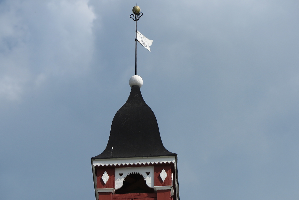 Klokketårnet på Nyhus står på låven. Tårnet er i sveitserstil med innslag av klassisisme, og har buet telttak. Det er i god stand.