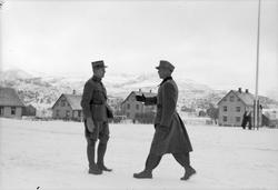 Norsk og tysk offiser ved overtakelsen av Hysnes fort