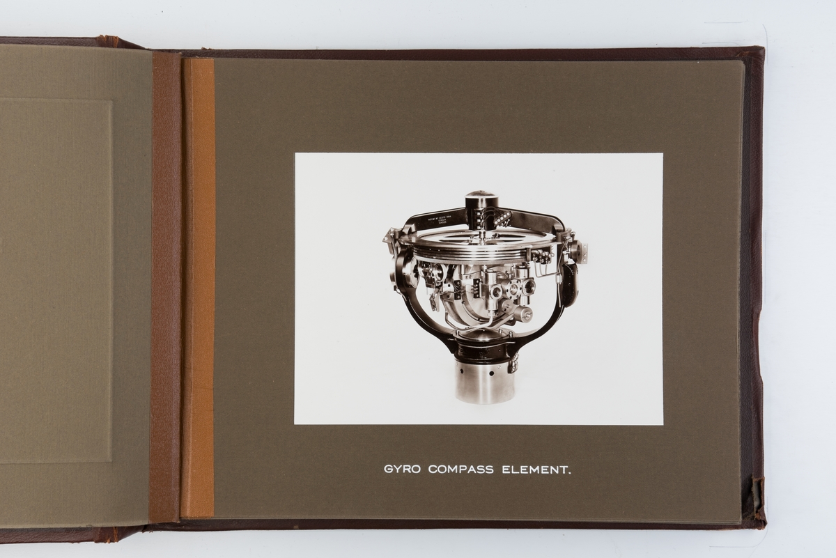 Album med fotografier av gyrokompass og navigasjonsinstrumenter.