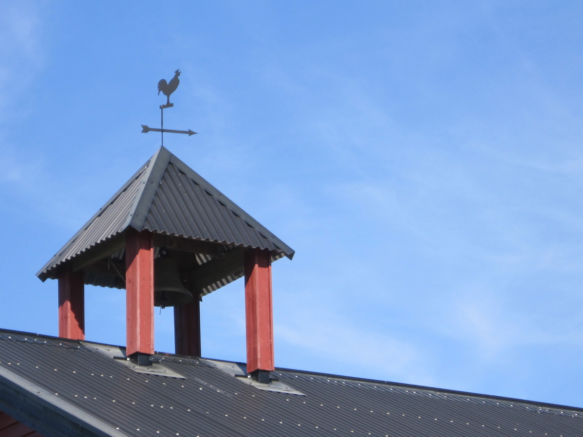 Klokketårnet på Hammer har telttak og er utført i enkel stil. Tårnet er bygget i 2011 av Mons Gunnar Oustad. Det står på en driftsbygning, har en værhane og er god stand.