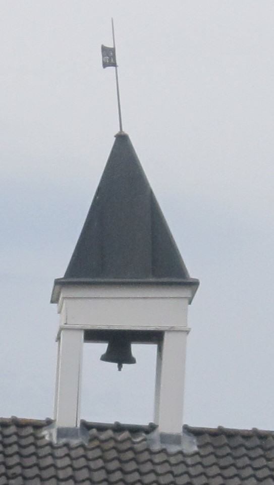 Klokketårnet på Sørbryhn har telttak og er utført i en enkel stil. Tårnet står på stabburet, og er i middels til god stand. Taket på klokketårnet ble beslått med blikk i 1986. Årstallet 1848 står på værhanen.