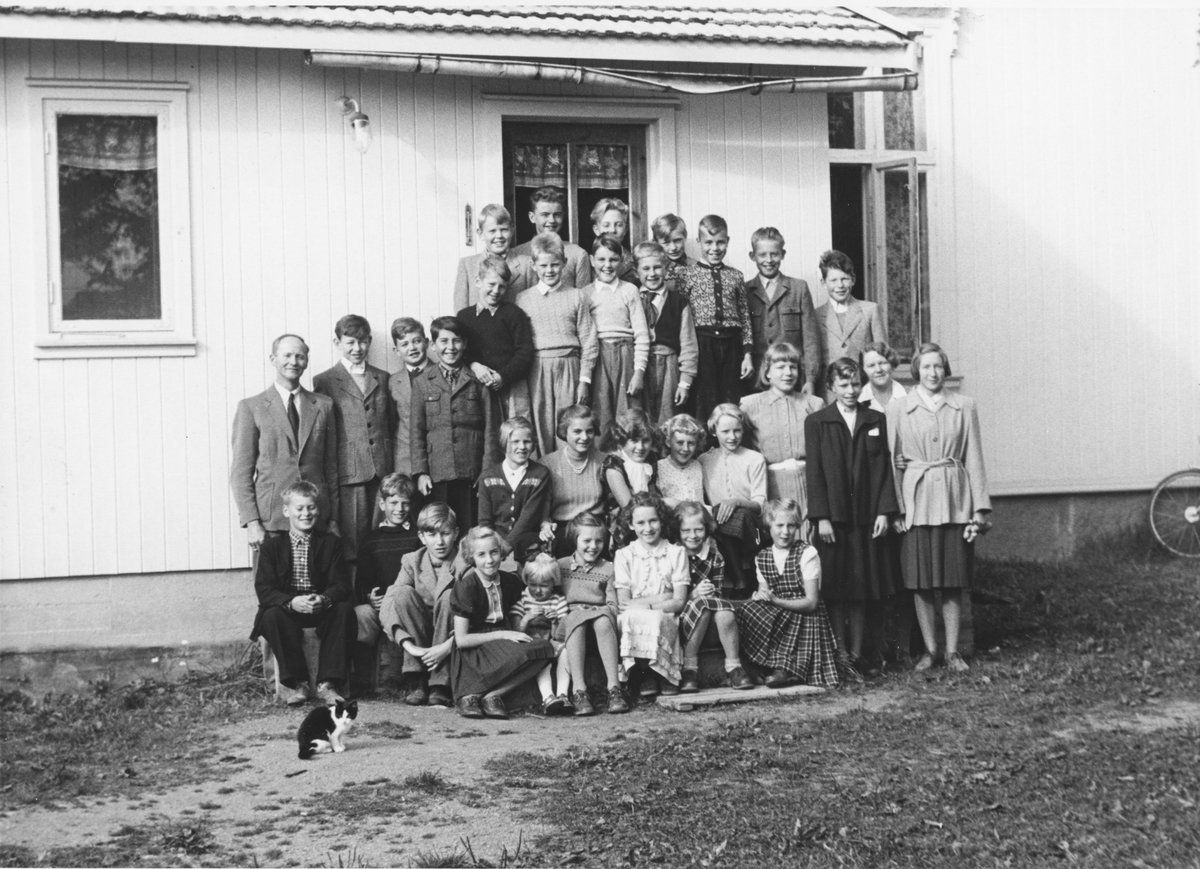 Klassebilde Gjerdrum. Antagelig alle elevene på skolen. Ca. 1950.