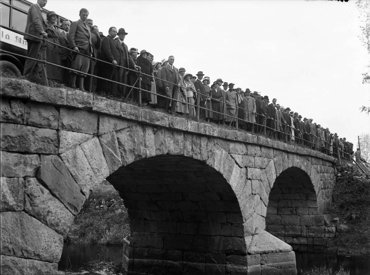 Deltagare i Upplands fornminnesförenings höstutflykt samlade på landsvägsbron över Olandsån vid Ledsundet