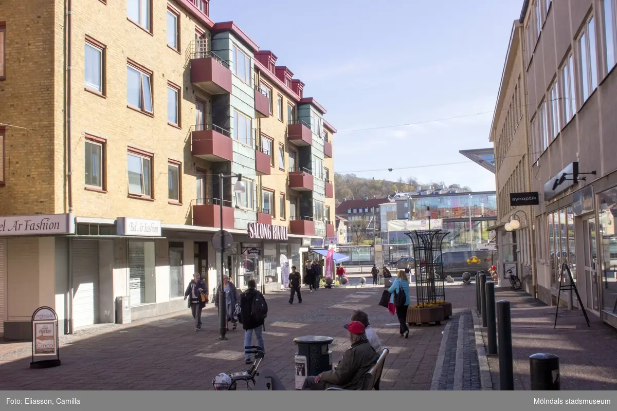Bild 1: fastigheten Havskatten 3 på Brogatan (f. Frölundagatan), år 2015. Bild 2: rakt fram ses Mölndals station samt Kungsfisken 2 till höger. Dokumentation av platsen innan rivning och nybyggnation.