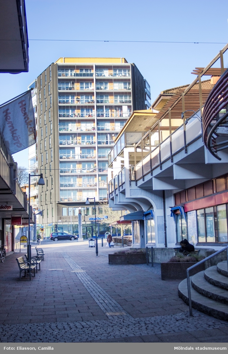 Brogatan västerut, år 2015. Bild 1-2: butiker på båda sidor. Bild 3: höghuset på Storgatan 32A. Dokumentation av platsen innan rivning och nybyggnation.
