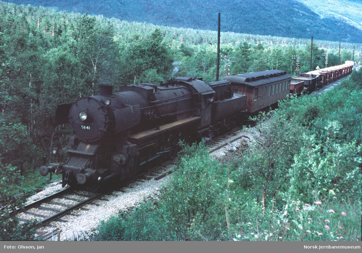Pukktog i Drivdalen. Toget trekkes av damplokomotiv type 63a nr. 5841