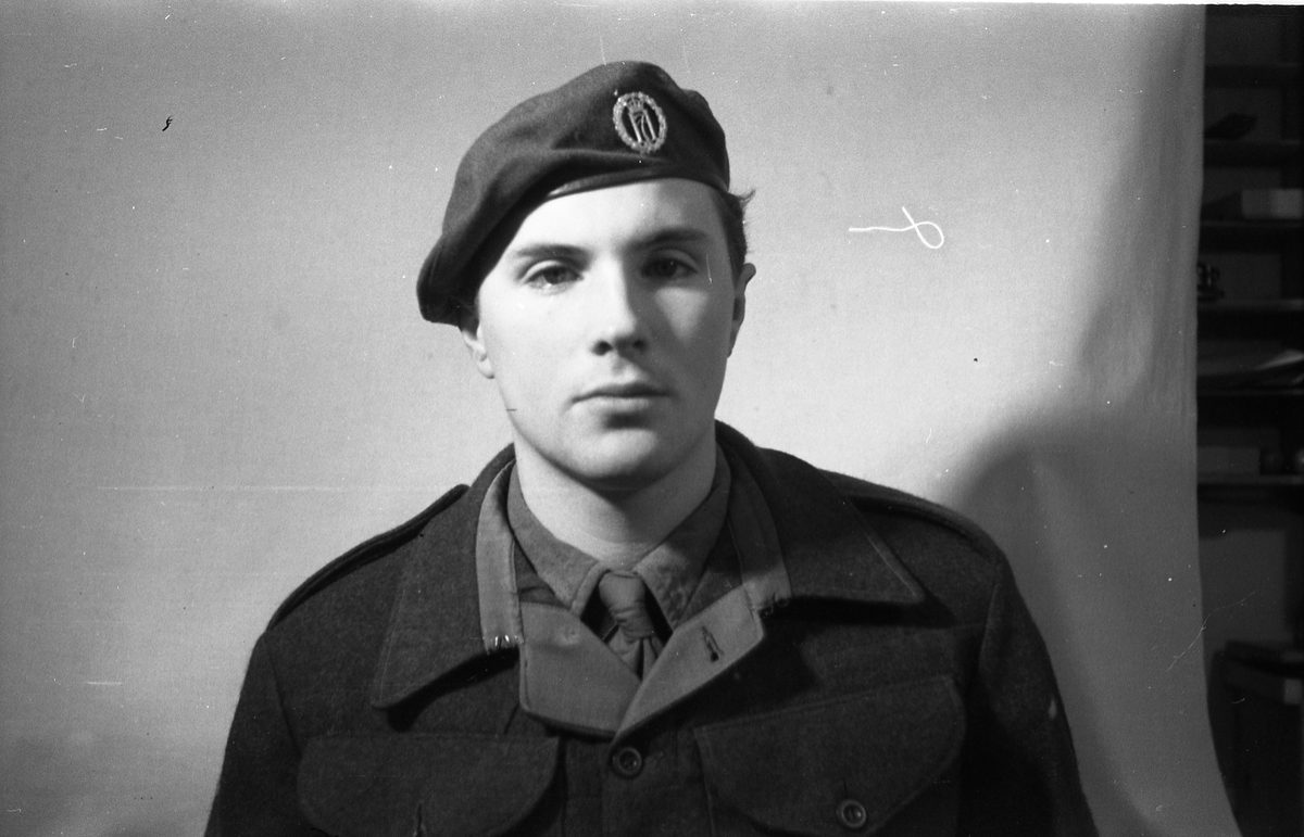 Portrett av uidentifisert mann iført militær uniform.