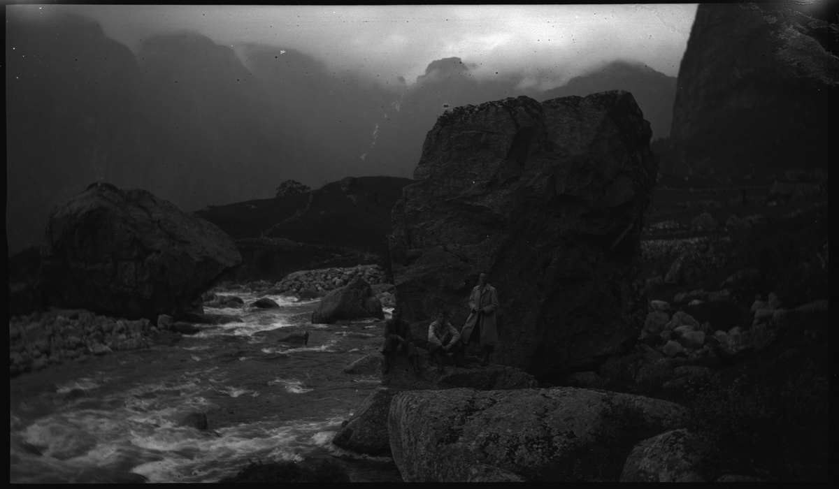 Henning Steira, Einar Jacobsen og en person til i Lysedalen og fjelene rundt Lysebotn. Det er bilder av landskapet, fossefall, ei stri elv og en flokk med geiter.