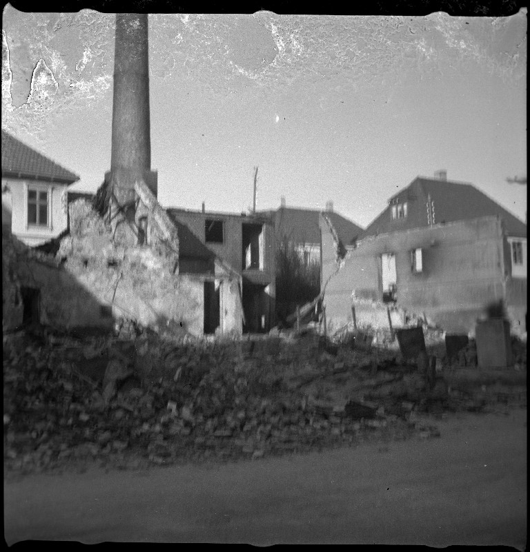 Storhaug skole og nærliggende hus i ruiner etter at et britisk bombefly ble skutt ned under andre verdenskrig.