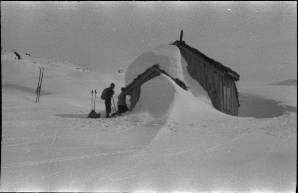 Bilder fra skitur til Stranddalen turisthytte og en annen hytte i Suldal. Det er bilder av fjellene rundt og av hyttene i blest og solskinn.