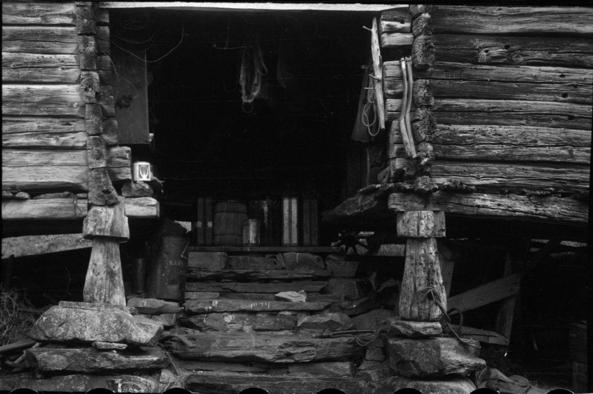 To menn på fjelltur mellom Haukeliseter og Bråtveit i Suldal. De studerer steinhellere og kart, har matpause og har satt opp telt. Det er også bilder av inngangen på et gammelt laftehus på Bråtveit med diverse utstyr.