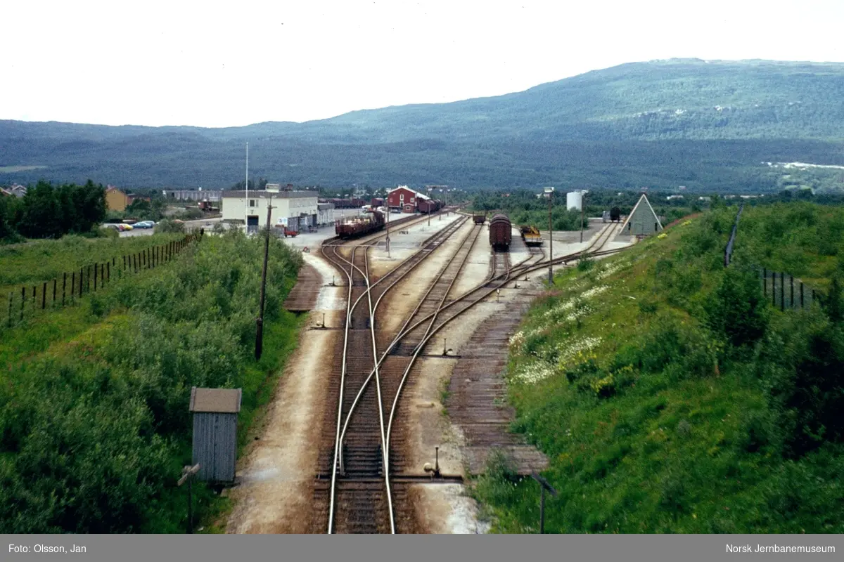 Fauske stasjon. I spor 1 står kipptoget fra Røkland med vognlast fra Nexans.