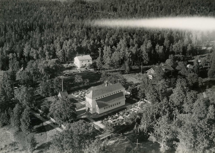 Flygfoto över Stengårdshults kyrka i Gislaveds kommun. Nr H 1941