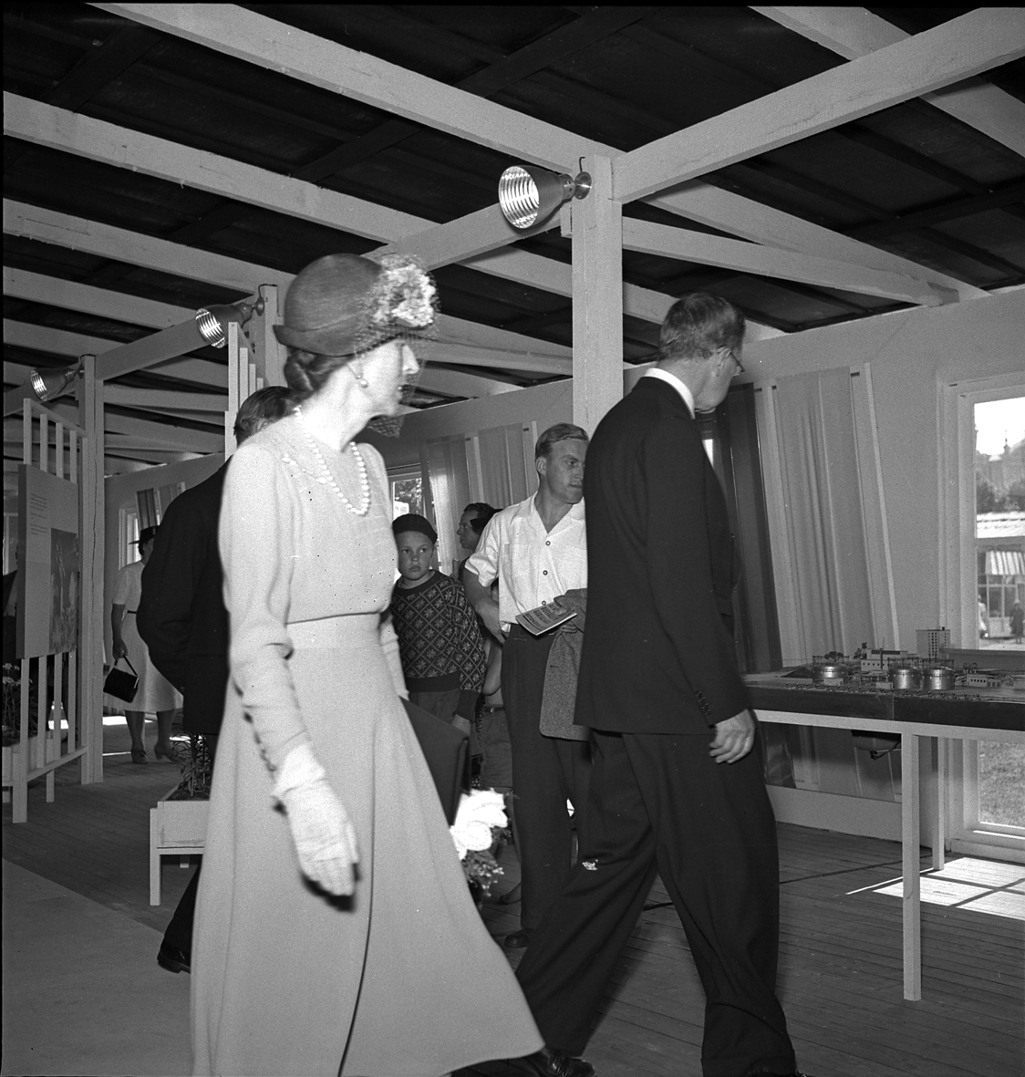 Kronprinsparet Gustav Adolf och Louise. På besök vid Hantverksutställning i Kalmar 1947.