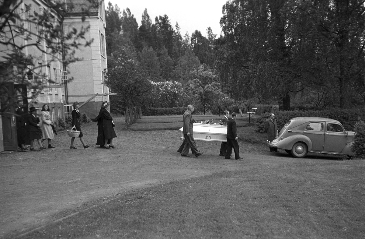 Sigrid Undset er død. Her bæres kisten ut fra Oppland fylkessykehus i Lillehammer. Bilen er en Willys 1937-39.