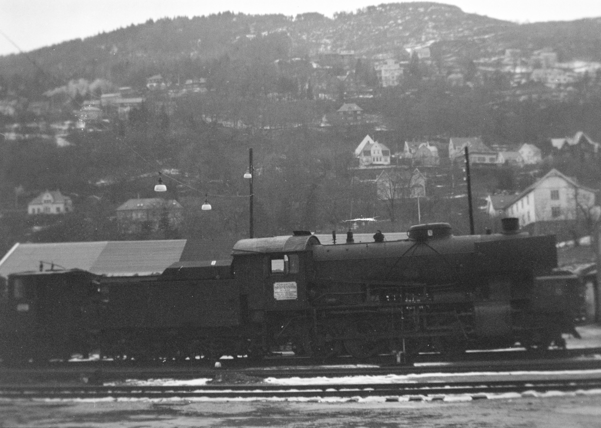 Damplokomotiv type 33a nr. 299 hensatt på Bergen stasjon før opphugging
Hugget hos Einar Cook, Nyhavn, Bergen, januar 1961