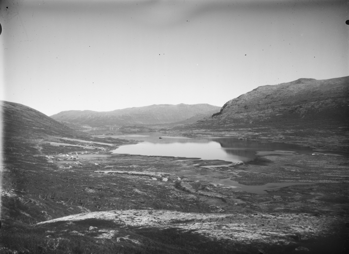 Fjellandskap med Øvre Sjodalsvatnet og Sikkilsdalshøa til høyre