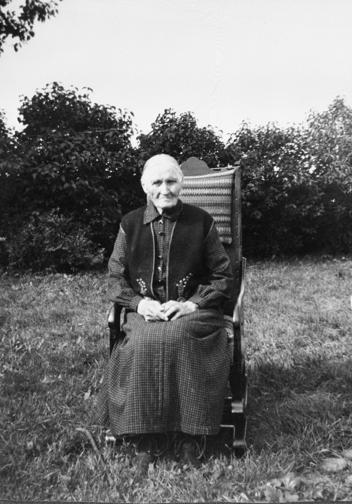 Ingeborg Toresdtr. Braut g. friestad 1852 - 1941) Sit i gyngestol i hagen på Steinsland, 85 år gamal.