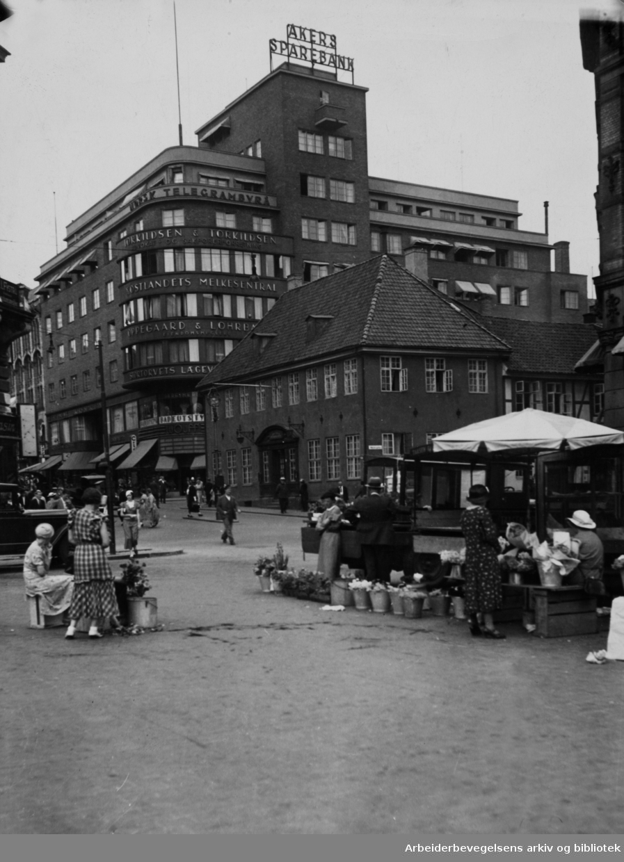 Akers sparebank, Stortorget og Christiania Gjestgiveri. 1937