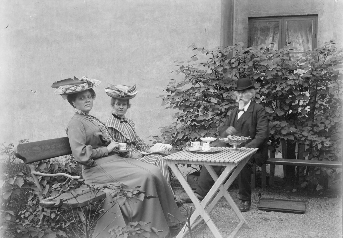 Emma, Henri Osti och kvinna i trädgården, Bredgränd 11, Uppsala 1895