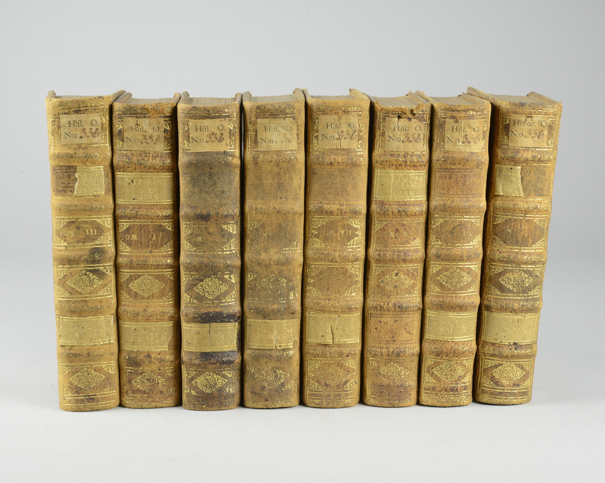 Bokverk i åtta delar, del 3 - 10, helfranska band "Histoire du regne de Louis XIV", tryckt 1718. Skinnband med blindpressad och guldornerad rygg, stänkta snitt.