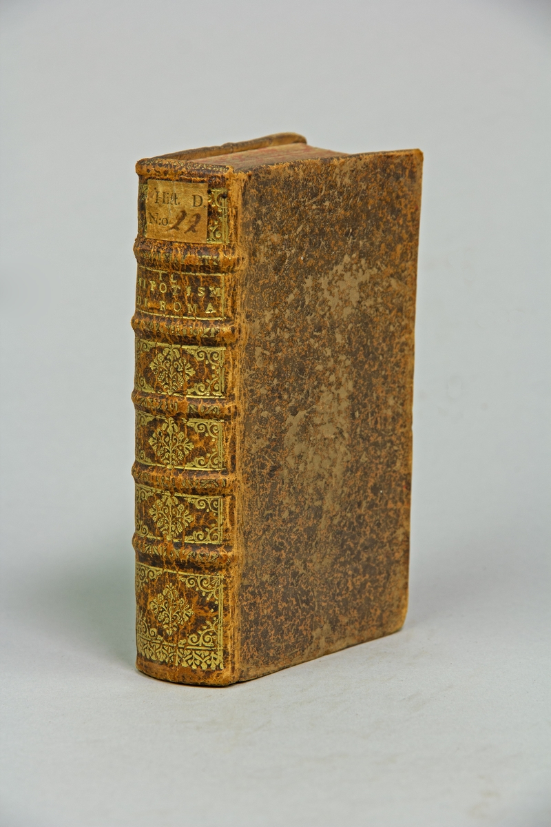 Bok, helfranskt band, "Il nipotismo di Roma", tryckt 1667. 
Skinnband med blindpressad och guldornerad rygg i fyra upphöjda bind, titelfält med blindpressad titel samt påklistrad pappersetikett. Gulddekor även på bandet smalsidor. Med rödstänkt snitt.