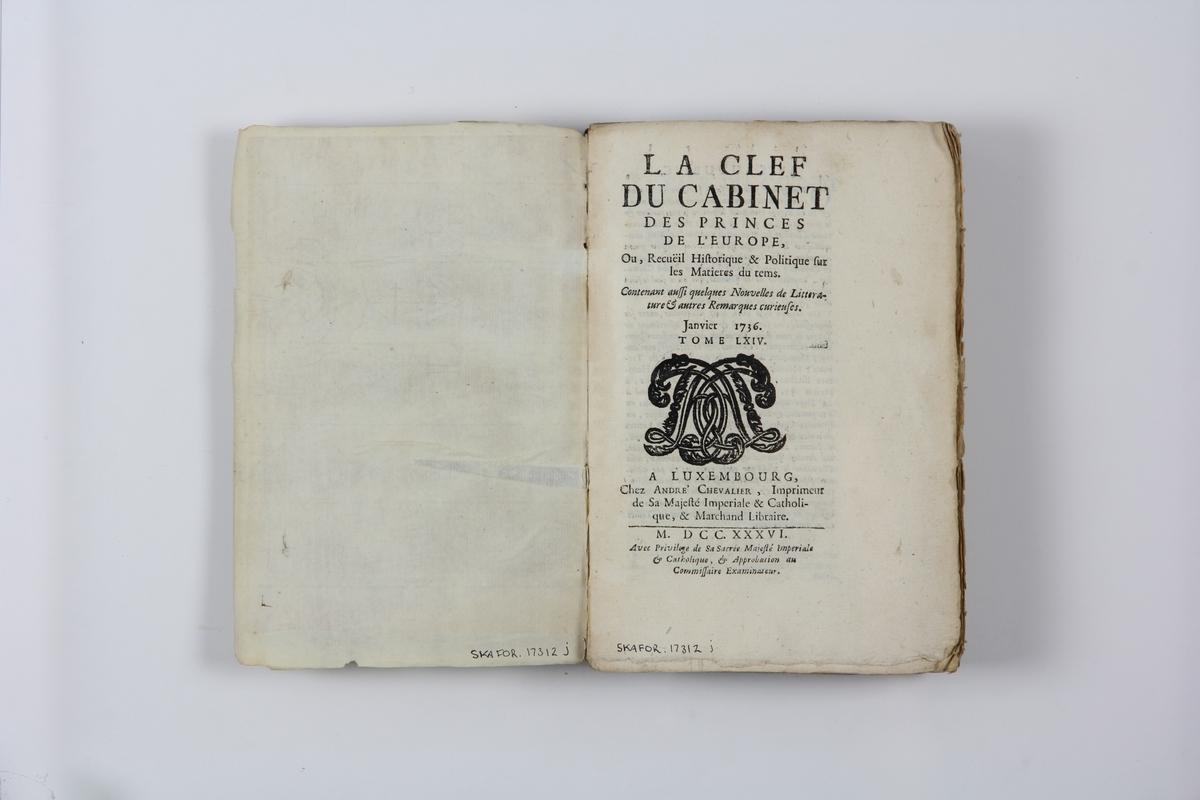 Bok, pappband "La clef du cabinet des princes de 
l´Europe", del 64, tryckt i Luxemburg 1736.
Marmorerat band med blekt och skadad rygg, påklistrade pappersetiketter med titel och volymens nummer.  Med skurna snitt.