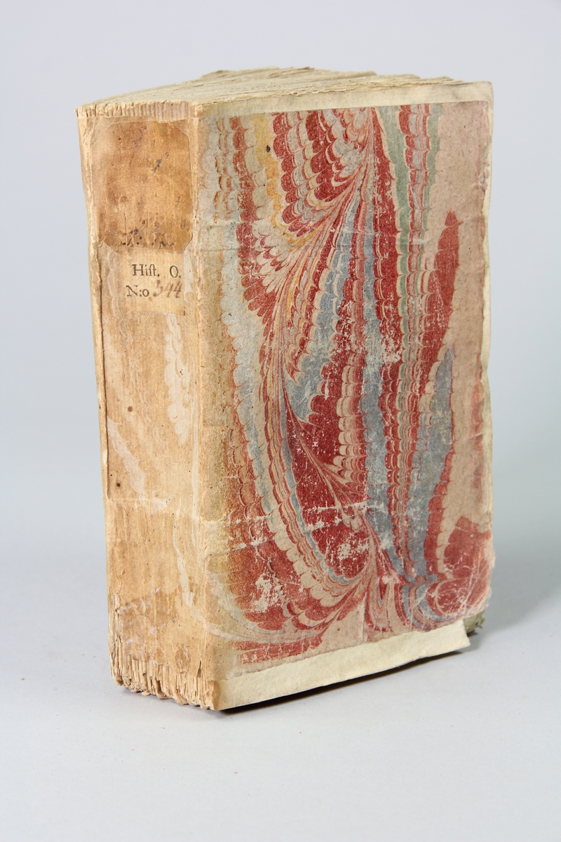 Bok, pappband "La clef du cabinet des princes de
 l´Europe", del 73, tryckt i Luxemburg 1740.
Marmorerat band med blekt rygg, påklistrade pappersetiketter med titel (oläslig) och volymens nummer.  Med skurna snitt.