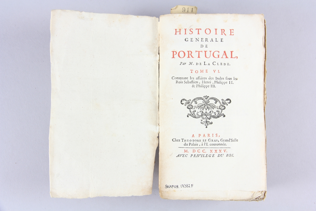 Bok, häftad "Histoire générale de Portugal", del 6. Pärmar av marmorerat papper, oskuret snitt.