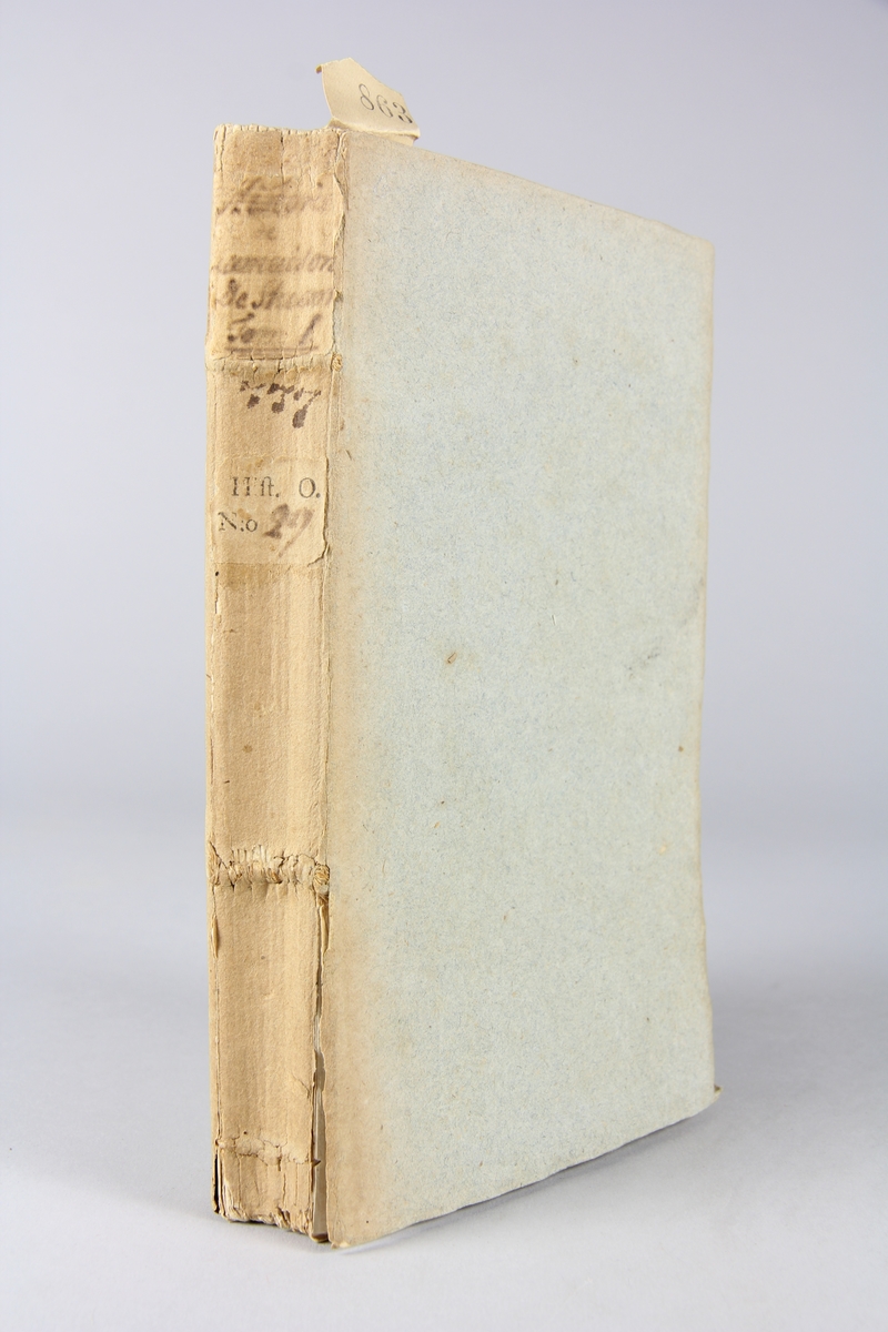Bok "Histoire de la maison de Stuart sur le trône d'Angleterre", del 1, skriven av Hume, tryckt i London 1751.
Pärmar av gråblått papper, oskurna snitt. Blekt rygg med etikett med titel och samlingsnummer. Med anteckning om inköp.