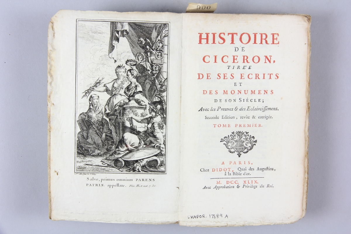 Bok, pappband "Histoire de Cicéron", del 1, tryckt 1749 i Paris. Pärmar av blågrått papper, oskuret snitt. Blekt rygg med etikett med volymens titel och samlingsnummer. Anteckning om inköp på pärmens insida.