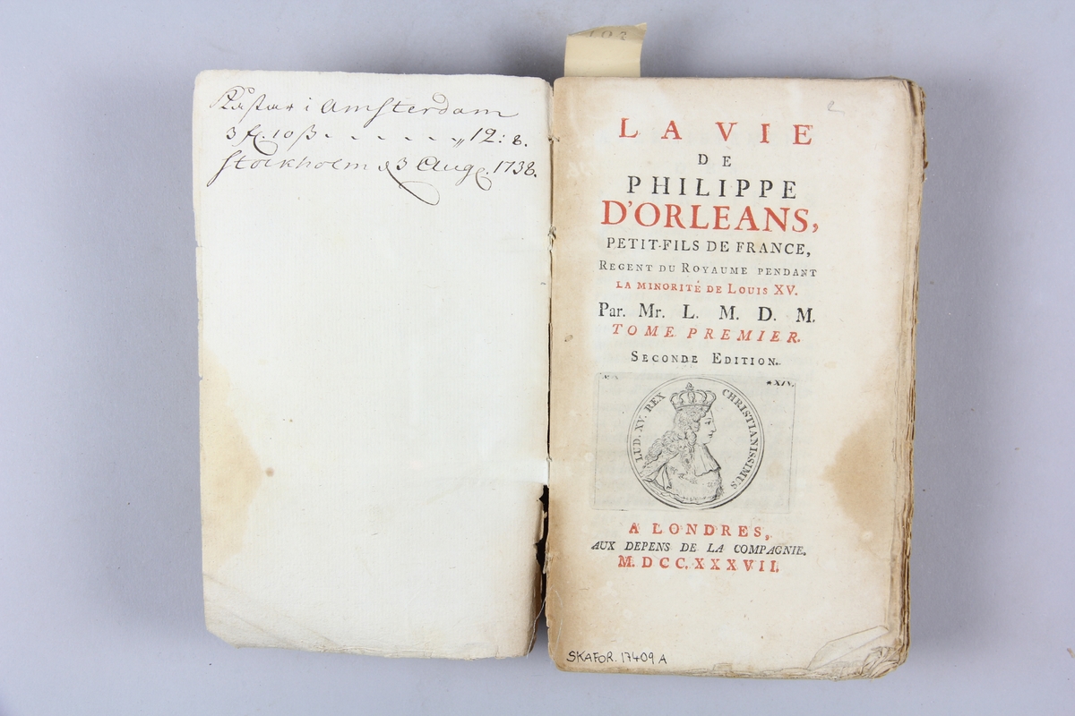 Bok, "La vie de Philippe d´Orléans", del 1 tryckt 1737 i London.
Pärmen av marmorerat papper, oskurna snitt. Blekt rygg med rester av etikett. Anteckning om inköp på pärmens insida.